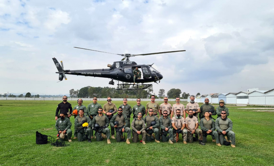 A Polícia Civil do Paraná (PCPR) realizou um treinamento de nivelamento aerotático para policiais civis, entre segunda-feira (3) e sexta-feira (7), em Curitiba. Ao todo, 25 servidores participaram da capacitação, ministrado pelo Grupamento de Operações Aéreas da PCPR.   -  Curitiba, 07/05/2021  -  foto: Polícia Civil do Paraná/SESP/PR