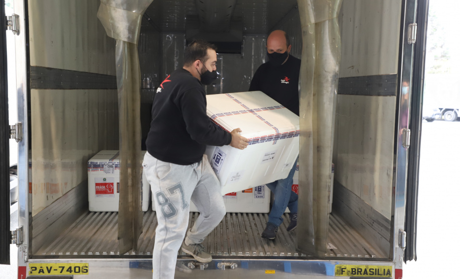 O Paraná recebeu neste sábado (08) mais 57.800 doses da vacina contra a Covid-19. O imunizante é o CoronaVac, produzido em parceria pela farmacêutica chinesa Sinovac e o Instituto Butantan, de São Paulo.  Foto:Ari Dias/AEN