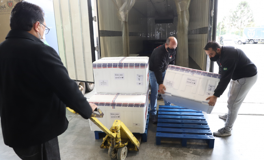 O Paraná recebeu neste sábado (08) mais 57.800 doses da vacina contra a Covid-19. O imunizante é o CoronaVac, produzido em parceria pela farmacêutica chinesa Sinovac e o Instituto Butantan, de São Paulo.  Foto:Ari Dias/AEN