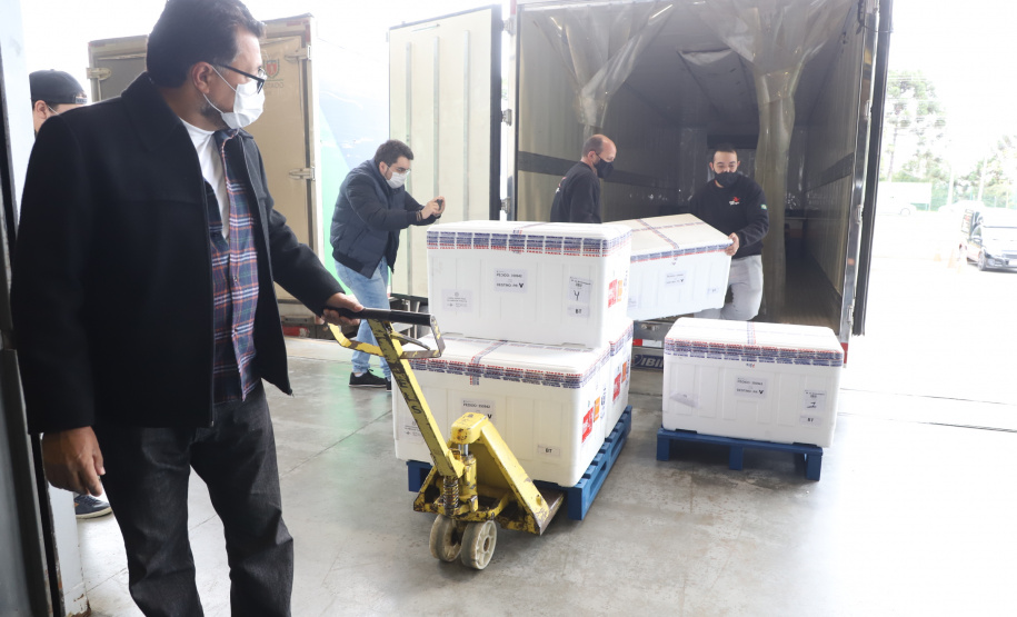 O Paraná recebeu neste sábado (08) mais 57.800 doses da vacina contra a Covid-19. O imunizante é o CoronaVac, produzido em parceria pela farmacêutica chinesa Sinovac e o Instituto Butantan, de São Paulo.  Foto:Ari Dias/AEN