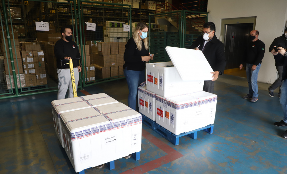 O Paraná recebeu neste sábado (08) mais 57.800 doses da vacina contra a Covid-19. O imunizante é o CoronaVac, produzido em parceria pela farmacêutica chinesa Sinovac e o Instituto Butantan, de São Paulo.  Foto:Ari Dias/AEN