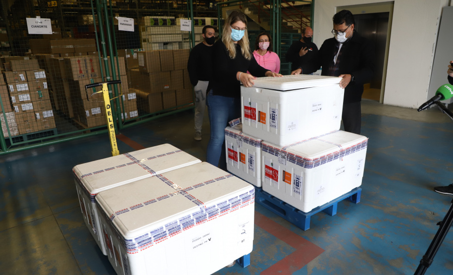 O Paraná recebeu neste sábado (08) mais 57.800 doses da vacina contra a Covid-19. O imunizante é o CoronaVac, produzido em parceria pela farmacêutica chinesa Sinovac e o Instituto Butantan, de São Paulo.  Foto:Ari Dias/AEN