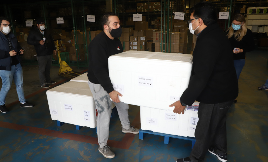 O Paraná recebeu neste sábado (08) mais 57.800 doses da vacina contra a Covid-19. O imunizante é o CoronaVac, produzido em parceria pela farmacêutica chinesa Sinovac e o Instituto Butantan, de São Paulo.  Foto:Ari Dias/AEN