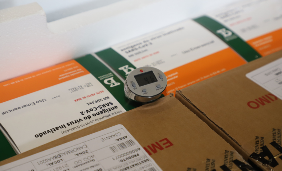 O Paraná recebeu neste sábado (08) mais 57.800 doses da vacina contra a Covid-19. O imunizante é o CoronaVac, produzido em parceria pela farmacêutica chinesa Sinovac e o Instituto Butantan, de São Paulo.  Foto:Ari Dias/AEN