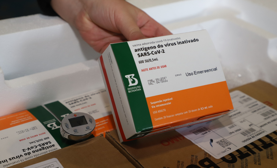 O Paraná recebeu neste sábado (08) mais 57.800 doses da vacina contra a Covid-19. O imunizante é o CoronaVac, produzido em parceria pela farmacêutica chinesa Sinovac e o Instituto Butantan, de São Paulo.  Foto:Ari Dias/AEN