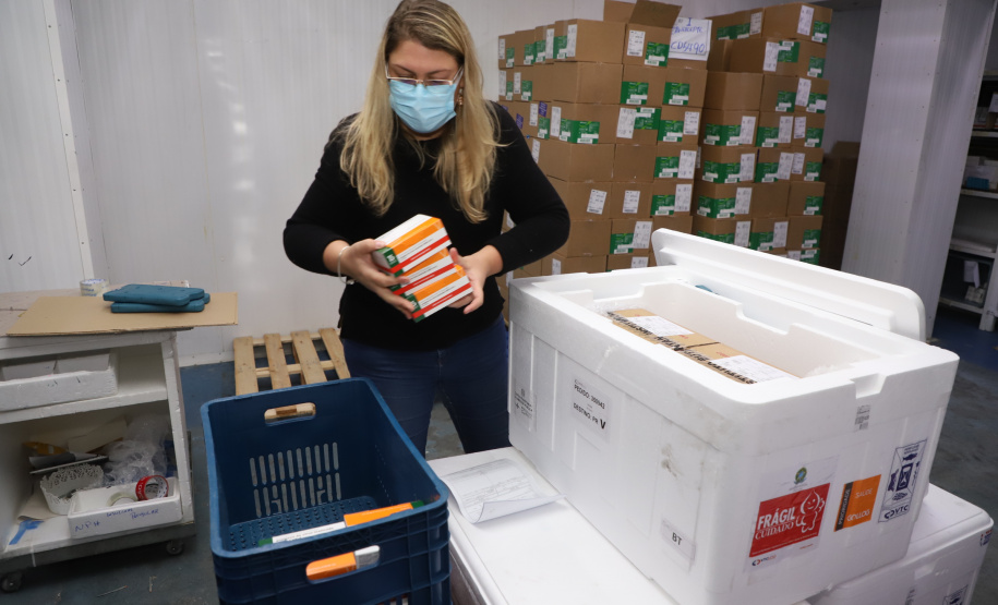 O Paraná recebeu neste sábado (08) mais 57.800 doses da vacina contra a Covid-19. O imunizante é o CoronaVac, produzido em parceria pela farmacêutica chinesa Sinovac e o Instituto Butantan, de São Paulo.  Foto:Ari Dias/AEN