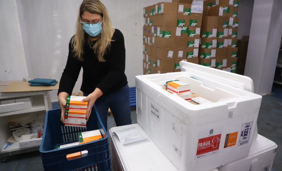 O Paraná recebeu neste sábado (08) mais 57.800 doses da vacina contra a Covid-19. O imunizante é o CoronaVac, produzido em parceria pela farmacêutica chinesa Sinovac e o Instituto Butantan, de São Paulo.  Foto:Ari Dias/AEN