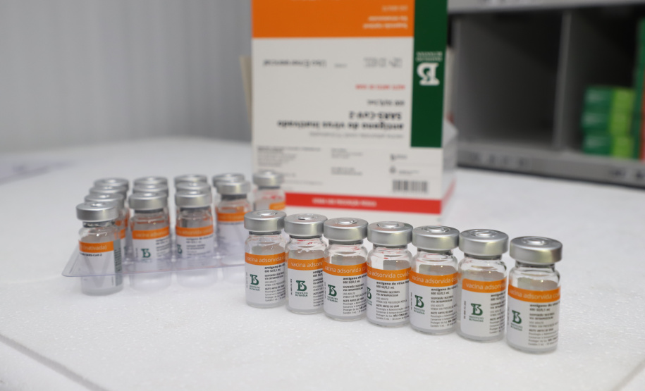 O Paraná recebeu neste sábado (08) mais 57.800 doses da vacina contra a Covid-19. O imunizante é o CoronaVac, produzido em parceria pela farmacêutica chinesa Sinovac e o Instituto Butantan, de São Paulo.  Foto:Ari Dias/AEN