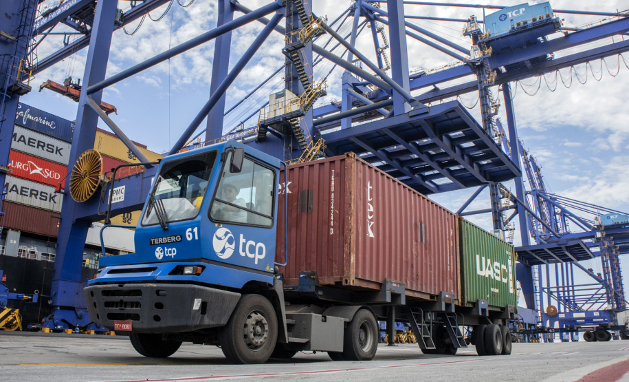 As importações puxaram a movimentação de cargas pelos portos do Paraná no primeiro quadrimestre do ano. Com altas significativas na descarga de produtos dos segmentos de Carga Geral e Granéis Sólidos, os terminais de Paranaguá e Antonina movimentaram 18.262.189 toneladas, de janeiro a abril. - Paranaguá, 10/05/2021 - Foto: Claudio Neves/Portos do Paraná