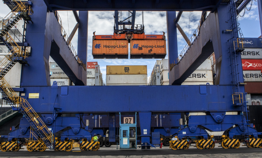 As importações puxaram a movimentação de cargas pelos portos do Paraná no primeiro quadrimestre do ano. Com altas significativas na descarga de produtos dos segmentos de Carga Geral e Granéis Sólidos, os terminais de Paranaguá e Antonina movimentaram 18.262.189 toneladas, de janeiro a abril. - Paranaguá, 10/05/2021 - Foto: Claudio Neves/Portos do Paraná