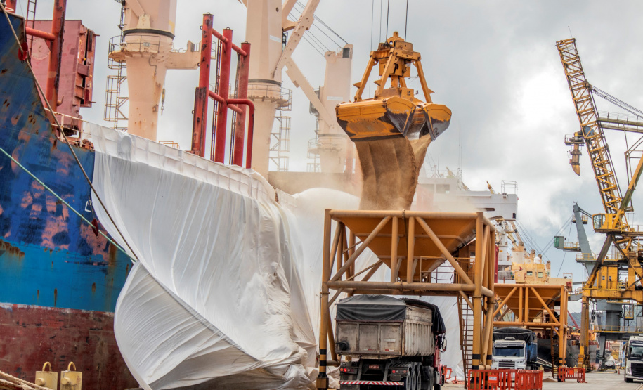 As importações puxaram a movimentação de cargas pelos portos do Paraná no primeiro quadrimestre do ano. Com altas significativas na descarga de produtos dos segmentos de Carga Geral e Granéis Sólidos, os terminais de Paranaguá e Antonina movimentaram 18.262.189 toneladas, de janeiro a abril. - Paranaguá, 10/05/2021 - Foto: Claudio Neves/Portos do Paraná