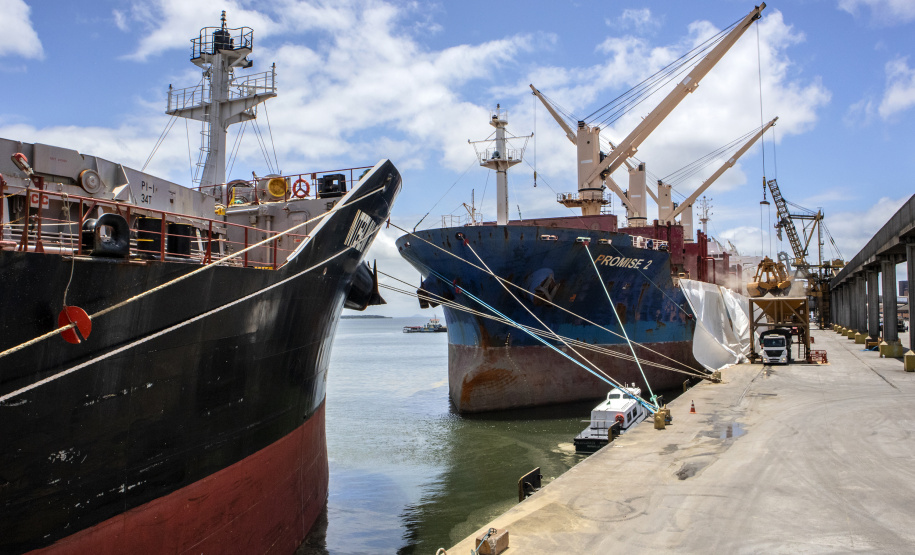 As importações puxaram a movimentação de cargas pelos portos do Paraná no primeiro quadrimestre do ano. Com altas significativas na descarga de produtos dos segmentos de Carga Geral e Granéis Sólidos, os terminais de Paranaguá e Antonina movimentaram 18.262.189 toneladas, de janeiro a abril. - Paranaguá, 10/05/2021 - Foto: Claudio Neves/Portos do Paraná