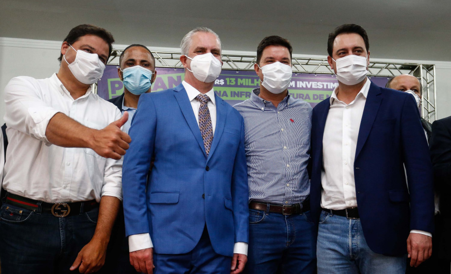 Maringá está em festa. A mais populosa cidade da Região Noroeste, com cerca de 430 mil habitantes, completou 74 anos nesta segunda-feira (10). Para celebrar, o Governo do Estado entregou dois presentes. São convênios assinados pelo governador Carlos Massa Ratinho Junior para obras de infraestrutura no município.
Foto: Jonathan Campos/AEN