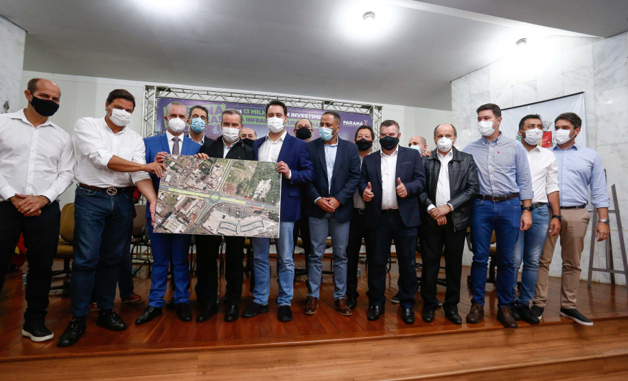 Maringá está em festa. A mais populosa cidade da Região Noroeste, com cerca de 430 mil habitantes, completou 74 anos nesta segunda-feira (10). Para celebrar, o Governo do Estado entregou dois presentes. São convênios assinados pelo governador Carlos Massa Ratinho Junior para obras de infraestrutura no município.
Foto: Jonathan Campos/AEN