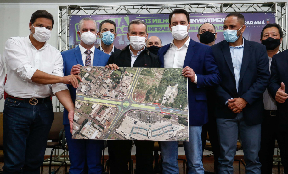 Maringá está em festa. A mais populosa cidade da Região Noroeste, com cerca de 430 mil habitantes, completou 74 anos nesta segunda-feira (10). Para celebrar, o Governo do Estado entregou dois presentes. São convênios assinados pelo governador Carlos Massa Ratinho Junior para obras de infraestrutura no município.
Foto: Jonathan Campos/AEN