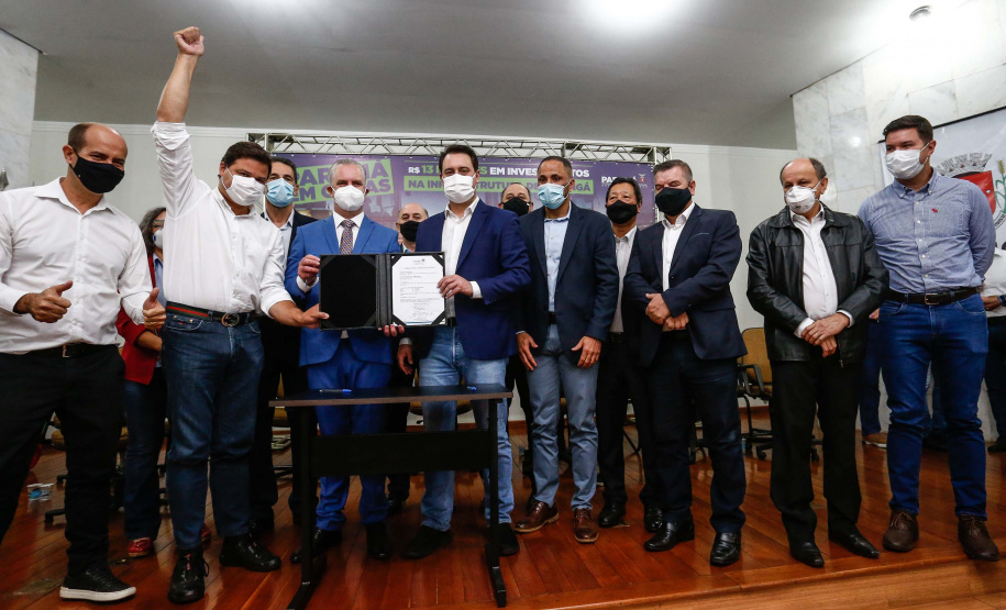 Maringá está em festa. A mais populosa cidade da Região Noroeste, com cerca de 430 mil habitantes, completou 74 anos nesta segunda-feira (10). Para celebrar, o Governo do Estado entregou dois presentes. São convênios assinados pelo governador Carlos Massa Ratinho Junior para obras de infraestrutura no município.
Foto: Jonathan Campos/AEN