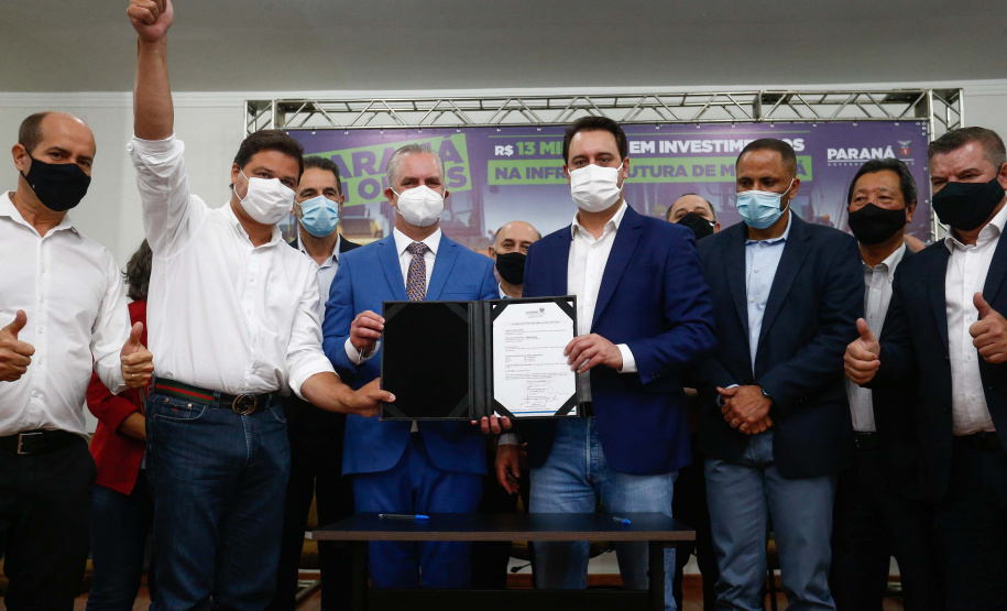 Maringá está em festa. A mais populosa cidade da Região Noroeste, com cerca de 430 mil habitantes, completou 74 anos nesta segunda-feira (10). Para celebrar, o Governo do Estado entregou dois presentes. São convênios assinados pelo governador Carlos Massa Ratinho Junior para obras de infraestrutura no município.
Foto: Jonathan Campos/AEN