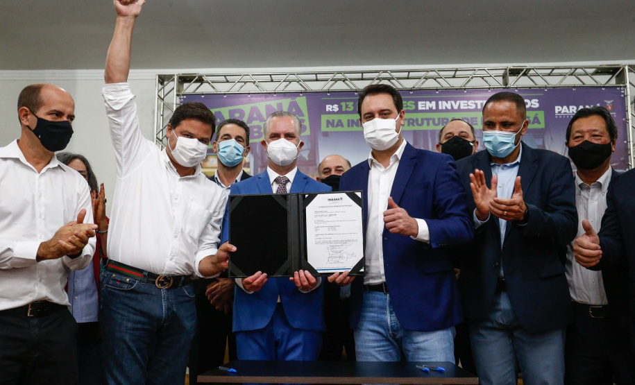 Maringá está em festa. A mais populosa cidade da Região Noroeste, com cerca de 430 mil habitantes, completou 74 anos nesta segunda-feira (10). Para celebrar, o Governo do Estado entregou dois presentes. São convênios assinados pelo governador Carlos Massa Ratinho Junior para obras de infraestrutura no município.
Foto: Jonathan Campos/AEN