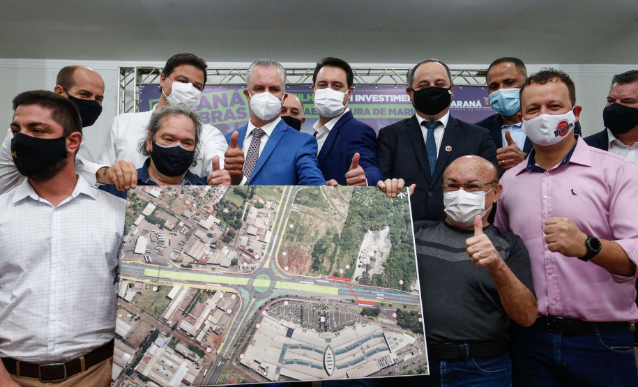 Maringá está em festa. A mais populosa cidade da Região Noroeste, com cerca de 430 mil habitantes, completou 74 anos nesta segunda-feira (10). Para celebrar, o Governo do Estado entregou dois presentes. São convênios assinados pelo governador Carlos Massa Ratinho Junior para obras de infraestrutura no município.
Foto: Jonathan Campos/AEN