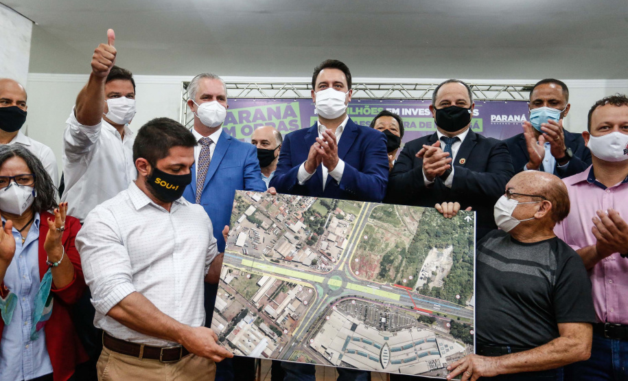 Maringá está em festa. A mais populosa cidade da Região Noroeste, com cerca de 430 mil habitantes, completou 74 anos nesta segunda-feira (10). Para celebrar, o Governo do Estado entregou dois presentes. São convênios assinados pelo governador Carlos Massa Ratinho Junior para obras de infraestrutura no município.
Foto: Jonathan Campos/AEN