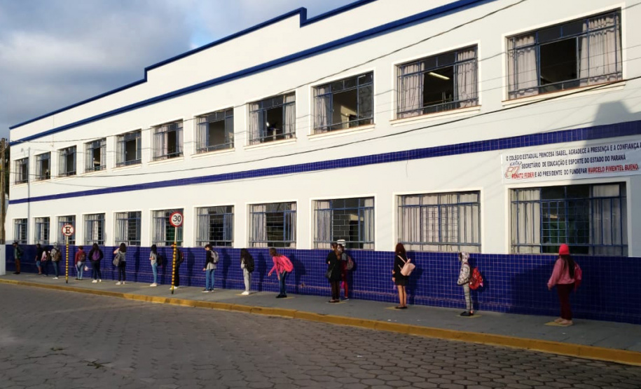 Nesta segunda-feira (10), 200 colégios estaduais paranaenses, em 68 municípios, retornam às aulas presenciais, adotando o modelo híbrido de ensino, com parte dos alunos em sala de aula e parte em ensino remoto, assistindo às aulas ao vivo. Os espaços estão equipados com computadores e internet, possibilitando que os professores interajam com ambos os grupos de estudantes ao mesmo tempo. - Curitiba, 10/05/2021 - Foto: SEED