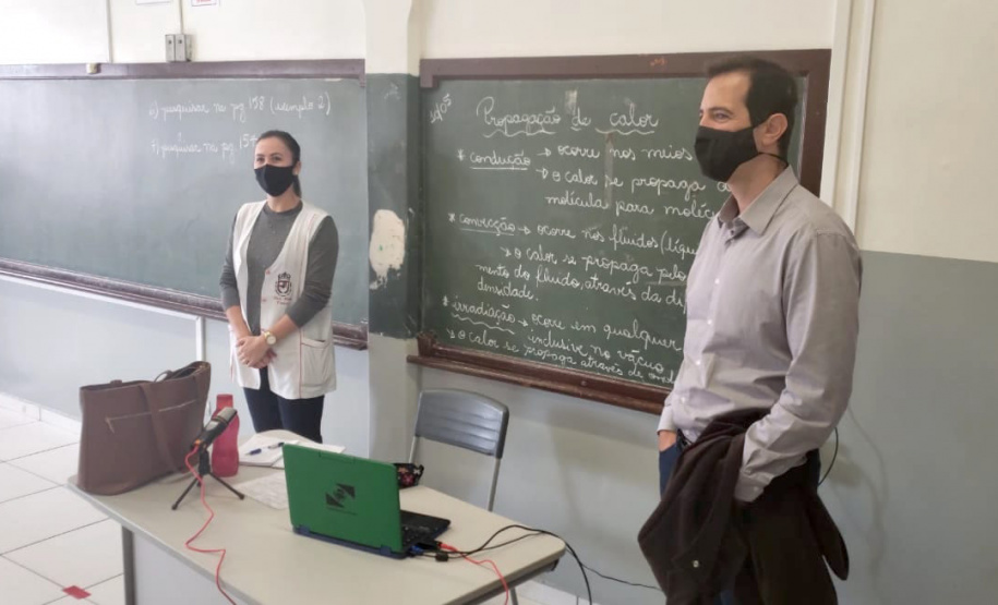 Nesta segunda-feira (10), 200 colégios estaduais paranaenses, em 68 municípios, retornam às aulas presenciais, adotando o modelo híbrido de ensino, com parte dos alunos em sala de aula e parte em ensino remoto, assistindo às aulas ao vivo. Os espaços estão equipados com computadores e internet, possibilitando que os professores interajam com ambos os grupos de estudantes ao mesmo tempo. - Curitiba, 10/05/2021 - Foto: SEED