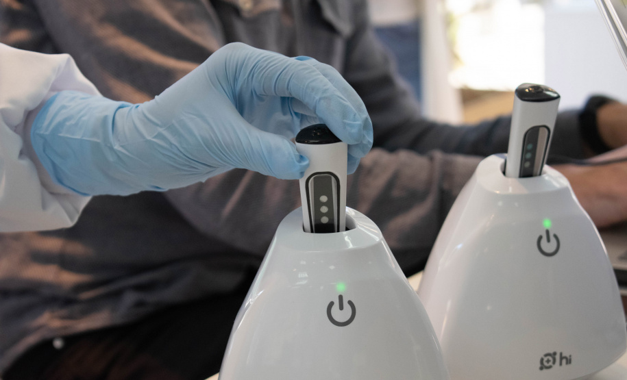 A falta de testes para diagnóstico do novo coronavírus marcou o início da pandemia no Brasil, em março de 2020. Nesta data, a startup curitibana Hilab já estava nas fases finais de aprovação de seu novo produto: um teste rápido de Covid-19 que pode ser realizado em qualquer farmácia equipada pelo laboratório portátil fabricado pela empresa. - Curitiba, 10/05/2021 - Foto: Divulgação Hilab