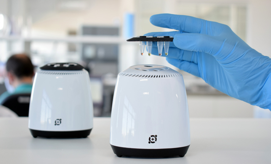 A falta de testes para diagnóstico do novo coronavírus marcou o início da pandemia no Brasil, em março de 2020. Nesta data, a startup curitibana Hilab já estava nas fases finais de aprovação de seu novo produto: um teste rápido de Covid-19 que pode ser realizado em qualquer farmácia equipada pelo laboratório portátil fabricado pela empresa. - Curitiba, 10/05/2021 - Foto: Divulgação Hilab