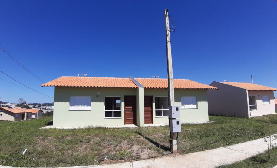 Cem famílias de Palmeira que moravam de aluguel ou em condições irregulares começaram a se mudar para o Residencial Sol Nascente nos últimos dias. Os contemplados deixaram para trás as condições precárias de moradia, em um local conhecido como Vila Monjolo, e receberam as chaves de maneira individual e escalonada, com o objetivo de reduzir os riscos de contaminação pela covid-19. (Foto: Cohapar) - Curitiba, 10/05/2021 - Foto: Cohapar