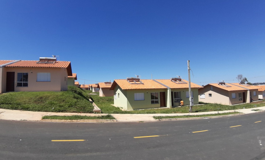 Cem famílias de Palmeira que moravam de aluguel ou em condições irregulares começaram a se mudar para o Residencial Sol Nascente nos últimos dias. Os contemplados deixaram para trás as condições precárias de moradia, em um local conhecido como Vila Monjolo, e receberam as chaves de maneira individual e escalonada, com o objetivo de reduzir os riscos de contaminação pela covid-19. (Foto: Cohapar) - Curitiba, 10/05/2021 - Foto: Cohapar