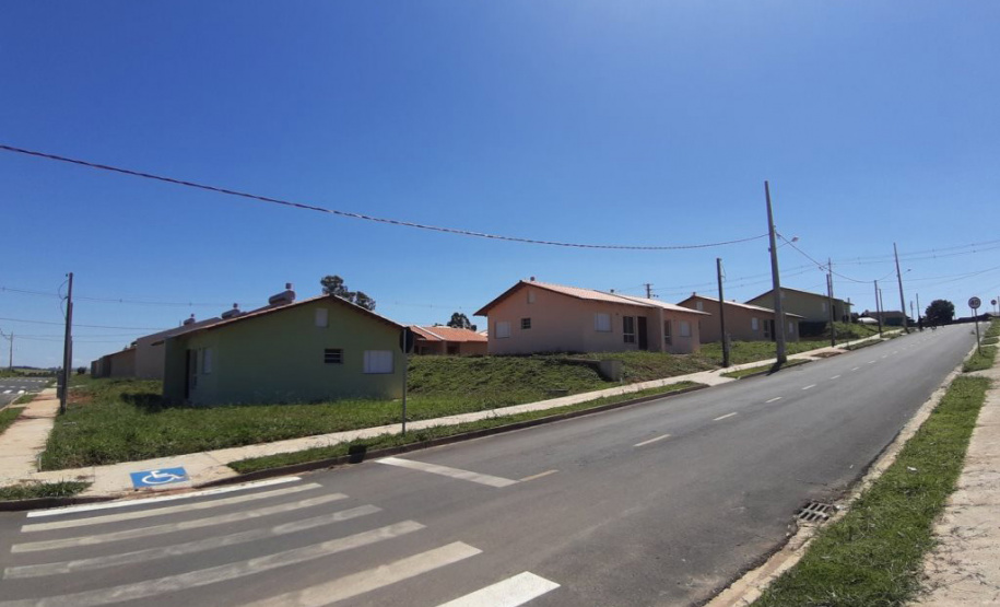 Cem famílias de Palmeira que moravam de aluguel ou em condições irregulares começaram a se mudar para o Residencial Sol Nascente nos últimos dias. Os contemplados deixaram para trás as condições precárias de moradia, em um local conhecido como Vila Monjolo, e receberam as chaves de maneira individual e escalonada, com o objetivo de reduzir os riscos de contaminação pela covid-19. (Foto: Cohapar) - Curitiba, 10/05/2021 - Foto: Cohapar