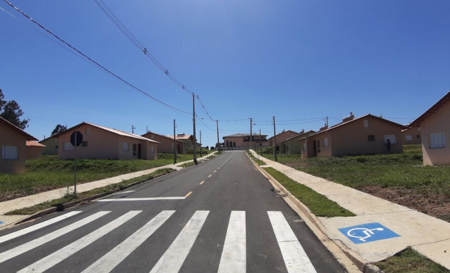 Cem famílias de Palmeira que moravam de aluguel ou em condições irregulares começaram a se mudar para o Residencial Sol Nascente nos últimos dias. Os contemplados deixaram para trás as condições precárias de moradia, em um local conhecido como Vila Monjolo, e receberam as chaves de maneira individual e escalonada, com o objetivo de reduzir os riscos de contaminação pela covid-19. (Foto: Cohapar) - Curitiba, 10/05/2021 - Foto: Cohapar