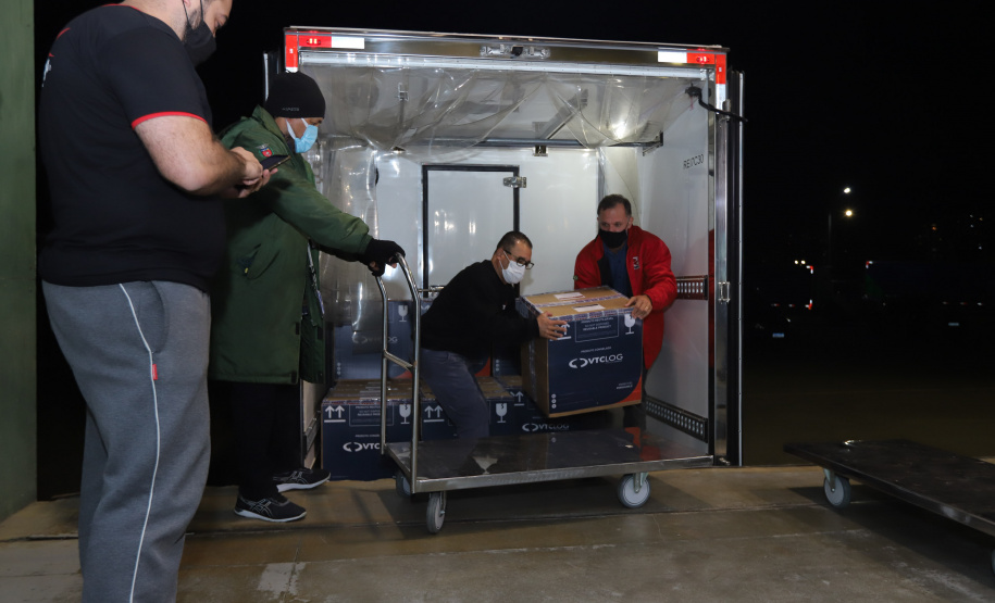 Vacina Pfizer 2 Segundo lote com 67.860 doses da vacina Pfizer/Comirnaty/BioNtech chega no Centro de Medicamentos do Paraná (Cemepar), em Curitiba, na noite desta segunda-feira (10). Foto: Geraldo Bubniak/AEN