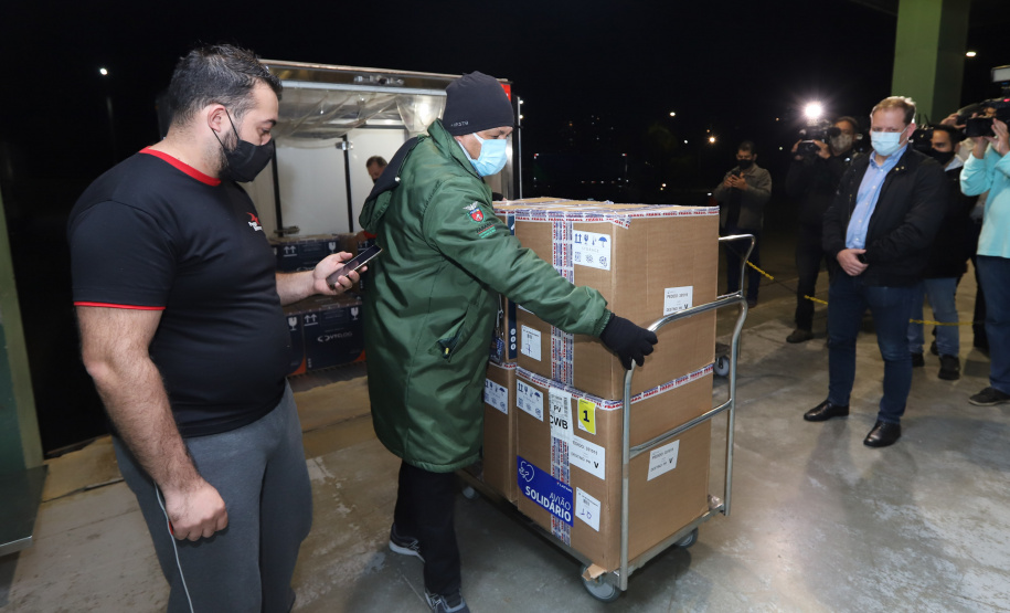 Vacina Pfizer 2 Segundo lote com 67.860 doses da vacina Pfizer/Comirnaty/BioNtech chega no Centro de Medicamentos do Paraná (Cemepar), em Curitiba, na noite desta segunda-feira (10). Foto: Geraldo Bubniak/AEN