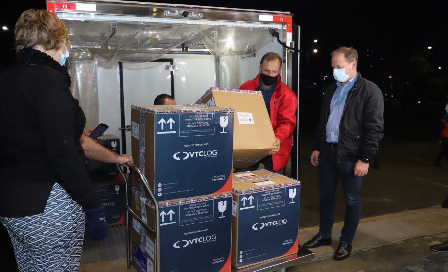 Vacina Pfizer 2 Segundo lote com 67.860 doses da vacina Pfizer/Comirnaty/BioNtech chega no Centro de Medicamentos do Paraná (Cemepar), em Curitiba, na noite desta segunda-feira (10). Foto: Geraldo Bubniak/AEN