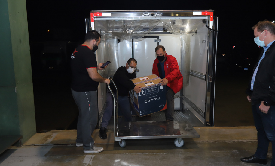 Vacina Pfizer 2 Segundo lote com 67.860 doses da vacina Pfizer/Comirnaty/BioNtech chega no Centro de Medicamentos do Paraná (Cemepar), em Curitiba, na noite desta segunda-feira (10). Foto: Geraldo Bubniak/AEN