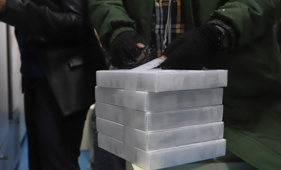 Vacina Pfizer 2 Segundo lote com 67.860 doses da vacina Pfizer/Comirnaty/BioNtech chega no Centro de Medicamentos do Paraná (Cemepar), em Curitiba, na noite desta segunda-feira (10). Foto: Geraldo Bubniak/AEN