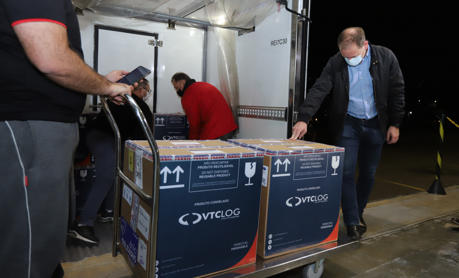 Vacina Pfizer 2 Segundo lote com 67.860 doses da vacina Pfizer/Comirnaty/BioNtech chega no Centro de Medicamentos do Paraná (Cemepar), em Curitiba, na noite desta segunda-feira (10). Foto: Geraldo Bubniak/AEN