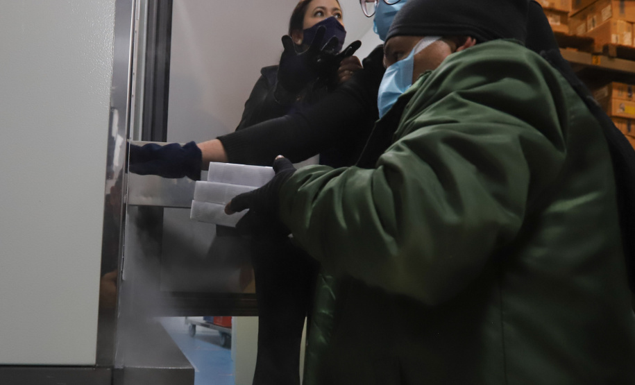 Vacina Pfizer 2 Segundo lote com 67.860 doses da vacina Pfizer/Comirnaty/BioNtech chega no Centro de Medicamentos do Paraná (Cemepar), em Curitiba, na noite desta segunda-feira (10). Foto: Geraldo Bubniak/AEN