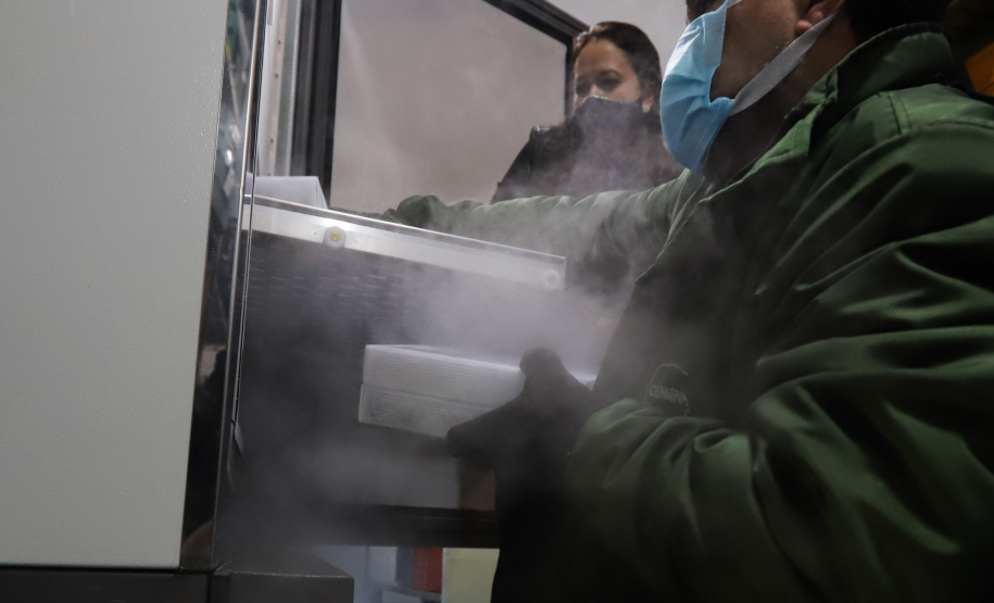 Vacina Pfizer 2 Segundo lote com 67.860 doses da vacina Pfizer/Comirnaty/BioNtech chega no Centro de Medicamentos do Paraná (Cemepar), em Curitiba, na noite desta segunda-feira (10). Foto: Geraldo Bubniak/AEN