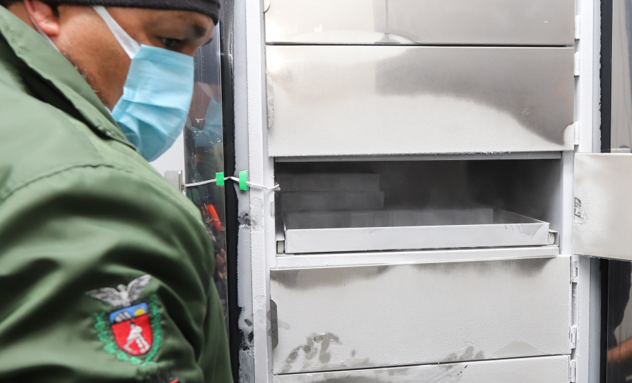 Vacina Pfizer 2 Segundo lote com 67.860 doses da vacina Pfizer/Comirnaty/BioNtech chega no Centro de Medicamentos do Paraná (Cemepar), em Curitiba, na noite desta segunda-feira (10). Foto: Geraldo Bubniak/AEN