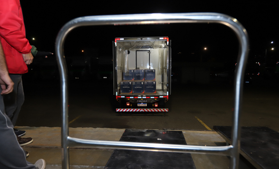 Vacina Pfizer 2 Segundo lote com 67.860 doses da vacina Pfizer/Comirnaty/BioNtech chega no Centro de Medicamentos do Paraná (Cemepar), em Curitiba, na noite desta segunda-feira (10). Foto: Geraldo Bubniak/AEN