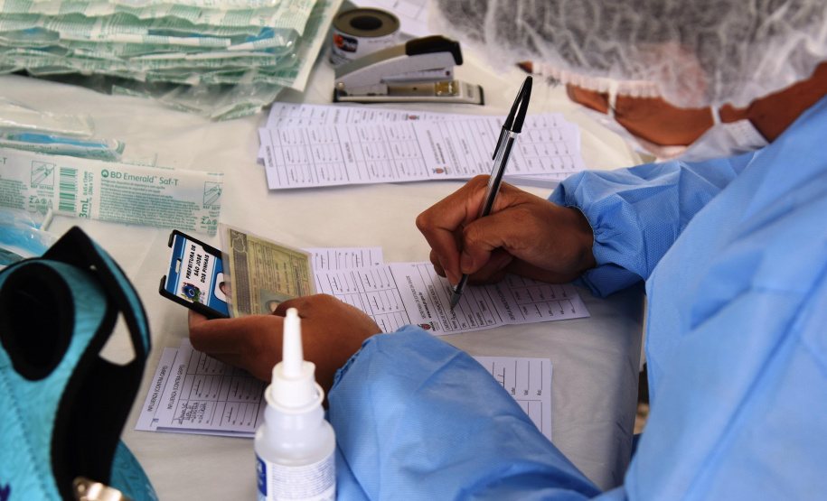 A secretaria estadual da Saúde inicia nesta terça-feira (11) a segunda fase da campanha de vacinação contra a gripe. Nesta etapa, que deve seguir até o dia 8 de junho, serão imunizados idosos com 60 anos ou mais e professores da rede pública e privada. Cerca de 1.949.851 paranaenses se enquadram nestes grupos.  -  Curitiba, 11/05/2021  -  Foto: Américo Antonio/SESA