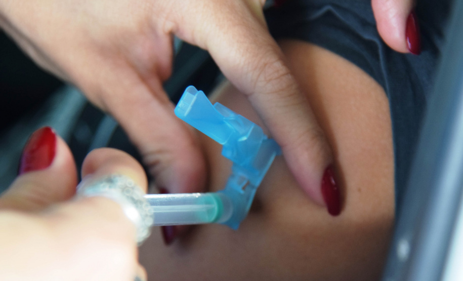 A secretaria estadual da Saúde inicia nesta terça-feira (11) a segunda fase da campanha de vacinação contra a gripe. Nesta etapa, que deve seguir até o dia 8 de junho, serão imunizados idosos com 60 anos ou mais e professores da rede pública e privada. Cerca de 1.949.851 paranaenses se enquadram nestes grupos.  -  Curitiba, 11/05/2021  -  Foto: Américo Antonio/SESA