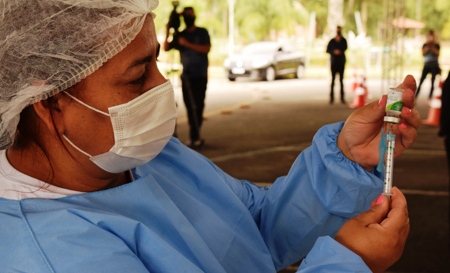 A secretaria estadual da Saúde inicia nesta terça-feira (11) a segunda fase da campanha de vacinação contra a gripe. Nesta etapa, que deve seguir até o dia 8 de junho, serão imunizados idosos com 60 anos ou mais e professores da rede pública e privada. Cerca de 1.949.851 paranaenses se enquadram nestes grupos.  -  Curitiba, 11/05/2021  -  Foto: Américo Antonio/SESA