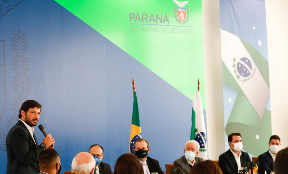 O governador Carlos Massa Ratinho Junior assinou nesta terça-feira (11) dois convênios que ampliam o apoio do Estado aos municípios da região de Londrina e à pesquisa acadêmica. As assinaturas aconteceram em um evento no Palácio Iguaçu com prefeitos da Associação dos Municípios do Médio Paranapanema (Amepar), deputados estaduais, membros da Universidade Estadual de Londrina (UEL) e representantes do Escritório da Casa Civil na região. Foto: Jonathan Campos/AEN