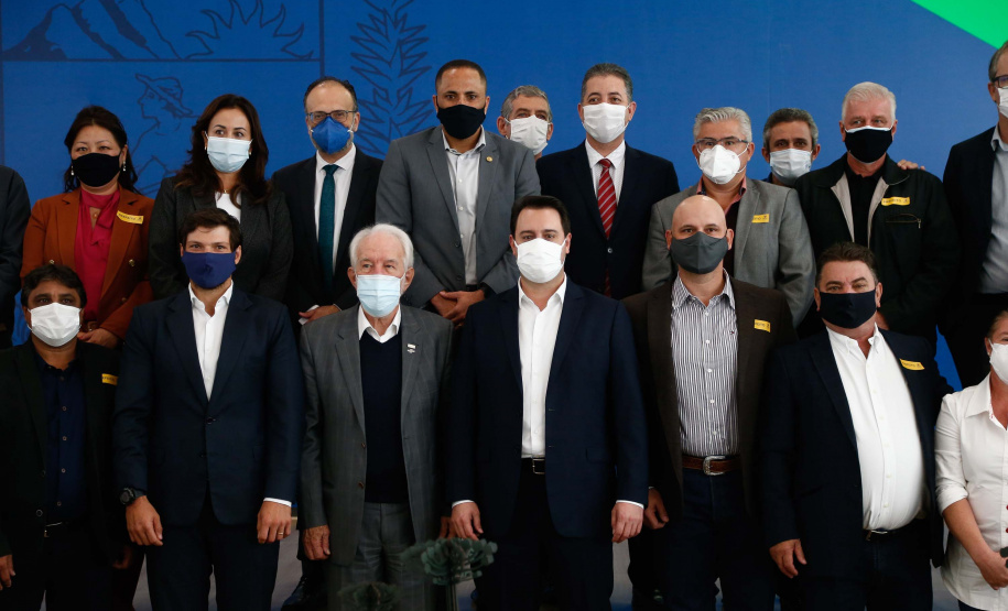 O governador Carlos Massa Ratinho Junior assinou nesta terça-feira (11) dois convênios que ampliam o apoio do Estado aos municípios da região de Londrina e à pesquisa acadêmica. As assinaturas aconteceram em um evento no Palácio Iguaçu com prefeitos da Associação dos Municípios do Médio Paranapanema (Amepar), deputados estaduais, membros da Universidade Estadual de Londrina (UEL) e representantes do Escritório da Casa Civil na região. Foto: Jonathan Campos/AEN