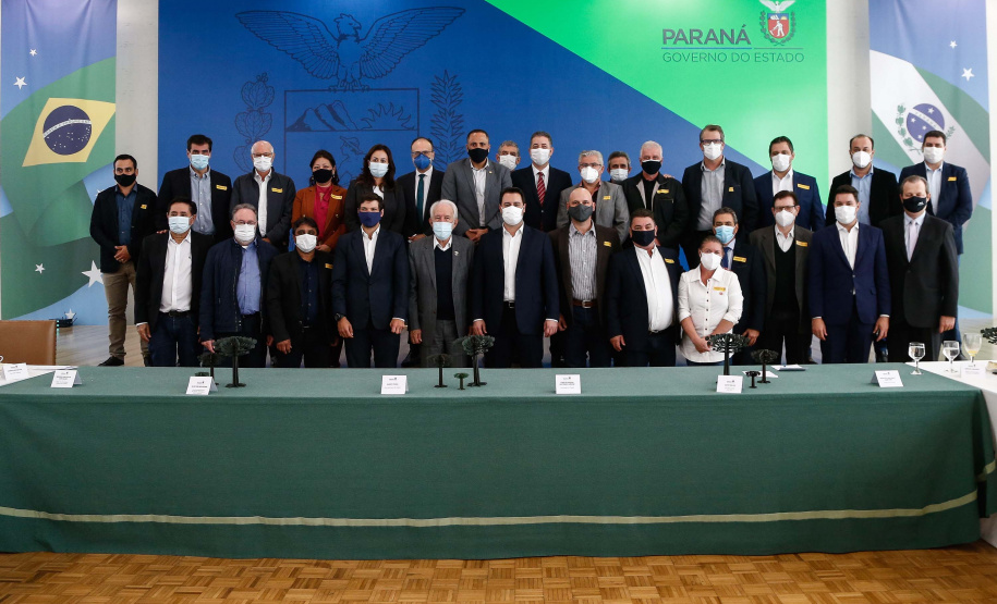 O governador Carlos Massa Ratinho Junior assinou nesta terça-feira (11) dois convênios que ampliam o apoio do Estado aos municípios da região de Londrina e à pesquisa acadêmica. As assinaturas aconteceram em um evento no Palácio Iguaçu com prefeitos da Associação dos Municípios do Médio Paranapanema (Amepar), deputados estaduais, membros da Universidade Estadual de Londrina (UEL) e representantes do Escritório da Casa Civil na região. Foto: Jonathan Campos/AEN