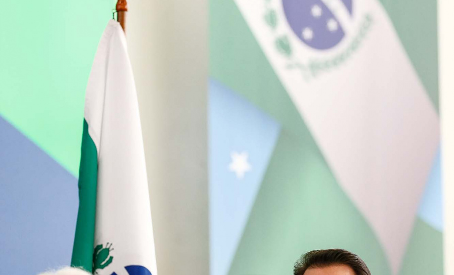 O governador Carlos Massa Ratinho Junior assinou nesta terça-feira (11) dois convênios que ampliam o apoio do Estado aos municípios da região de Londrina e à pesquisa acadêmica. As assinaturas aconteceram em um evento no Palácio Iguaçu com prefeitos da Associação dos Municípios do Médio Paranapanema (Amepar), deputados estaduais, membros da Universidade Estadual de Londrina (UEL) e representantes do Escritório da Casa Civil na região. Foto: Jonathan Campos/AEN