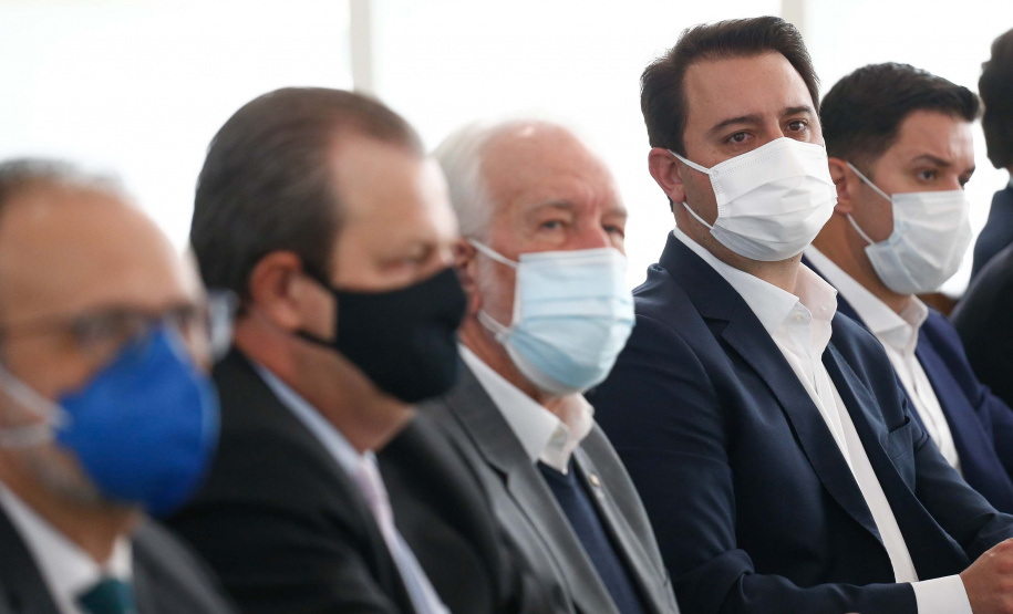 O governador Carlos Massa Ratinho Junior assinou nesta terça-feira (11) dois convênios que ampliam o apoio do Estado aos municípios da região de Londrina e à pesquisa acadêmica. As assinaturas aconteceram em um evento no Palácio Iguaçu com prefeitos da Associação dos Municípios do Médio Paranapanema (Amepar), deputados estaduais, membros da Universidade Estadual de Londrina (UEL) e representantes do Escritório da Casa Civil na região. Foto: Jonathan Campos/AEN